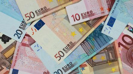 Bis zu 552 Euro mehr im Jahr: Gutverdiener bekommen die Sozialbeiträge erhöht. 