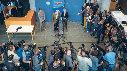 Alles falsch gemacht? Journalisten umringen Alexander Gauland und Alice Weidel, die beiden Vorsitzenden der AfD-Fraktion im Deutschen Bundestag. Foto: dpa/Gregor Fischer
