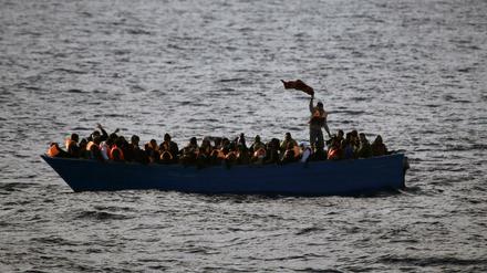 Flüchtlinge aus Afrika rufen auf dem Mittelmeer um Hilfe. Die EU-Kommission will die illegale Migration verringern.