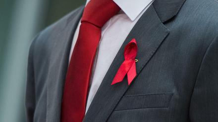 Die rote Schleife ist das weltweit anerkannte Symbol für die Solidarität mit HIV-Infizierten. 