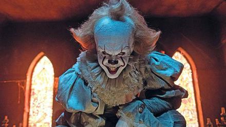 Ikone des modernen Horrorfilms. Pennywise (Bill Skarsgård) lebt unter dem verschlafenen Städtchen Derry und macht Jagd auf kleine Kinder. 