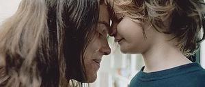 Mutterliebe. Helga (Verena Altenberger) kämpft um ihren Sohn (Jeremy Miliker).