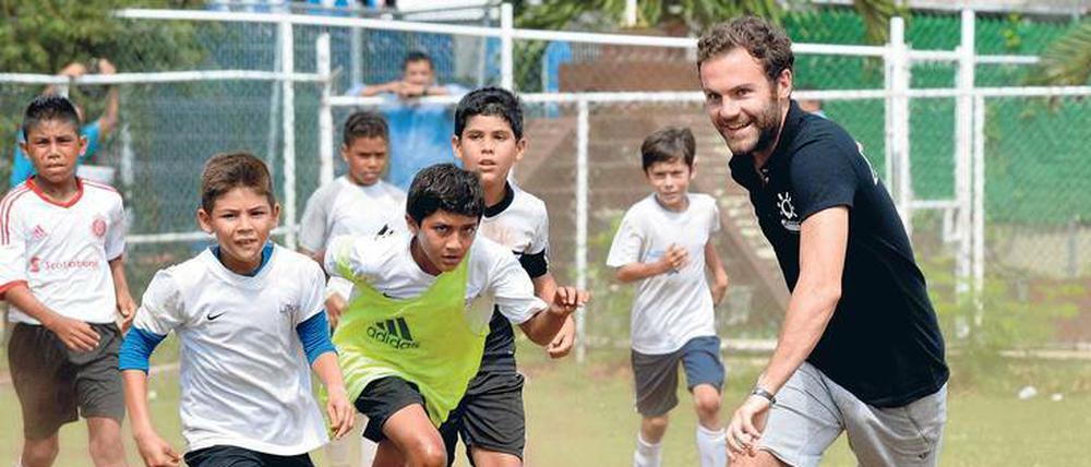 Wenn’s einmal rollt. Juan Mata (hier bei einem Unicef-Projekt in Mexiko) musste nicht lange von Common Goal überzeugt werden. Heute fungiert er als Botschafter der Bewegung.