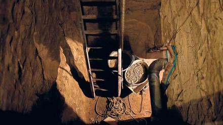 Ab in die Freiheit. Der Verein Berliner Unterwelten hat den ersten erfolgreichen Fluchttunnel von Hasso Herschel aus dem Jahr 1962 in seiner Ausstellung in der der Oswald-Brauerei 1:1 nachgebaut. Durch diesen gelangten 29 DDR-Bürger in die Freiheit. Hier ein Blick in den Einstiegsschacht.