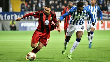 Hier geblieben. Jordan Torunarigha (r.) im Zweikampf mit Saman Ghoddos.