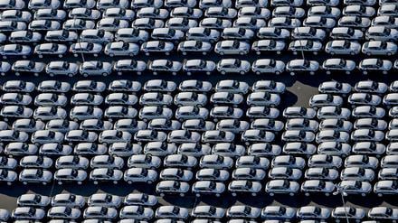 Neuwagen von Porsche stehen am 03.11.2015 auf dem Gelände des Porsche Werks in Leipzig (Sachsen).