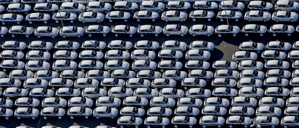 Neuwagen von Porsche stehen am 03.11.2015 auf dem Gelände des Porsche Werks in Leipzig (Sachsen).