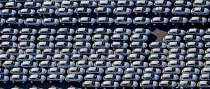 Neuwagen von Porsche stehen am 03.11.2015 auf dem Gelände des Porsche Werks in Leipzig (Sachsen).