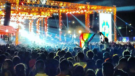 Zuhörer der libanesischen Gruppe Mashrou Leila halten beim Konzert 2017 in Kairo eine Regenbogenfahne in die Höhe.