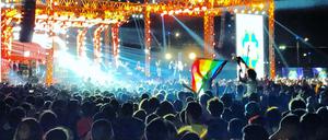 Zuhörer der libanesischen Gruppe Mashrou Leila halten beim Konzert 2017 in Kairo eine Regenbogenfahne in die Höhe.