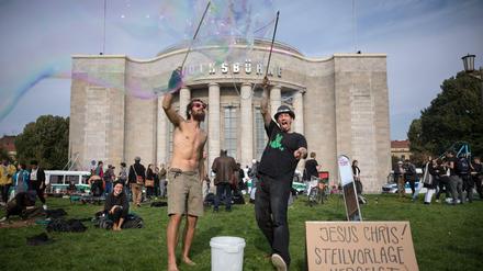 Besetzer vor der Volksbühne am Tag der Räumung. 