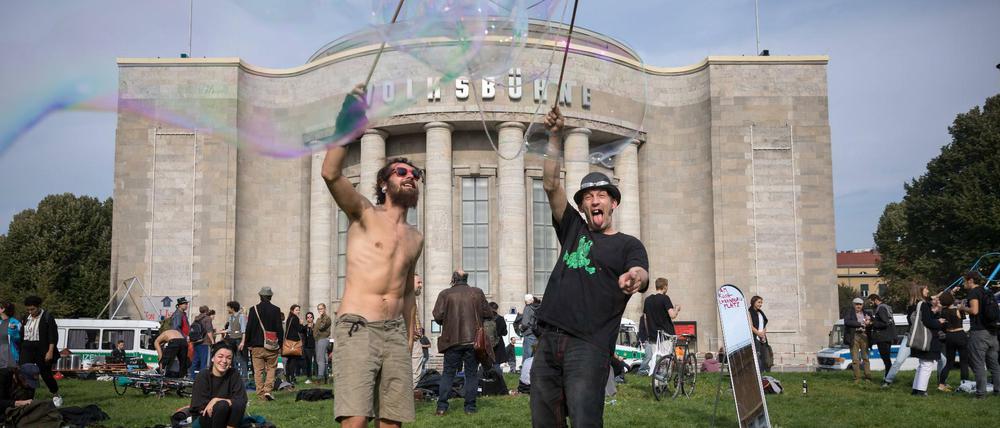 Besetzer vor der Volksbühne am Tag der Räumung.