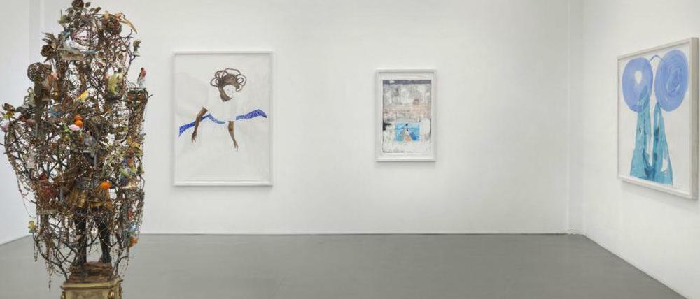 Tanz im Raum. Ausschnitt der Ausstellung mit einem Aquarell von María Magdalena (links).
