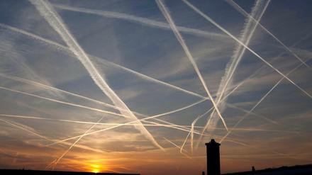 Kondensstreifen am Himmel markieren die geflogene Strecke. 