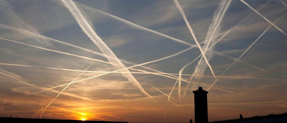 Kondensstreifen am Himmel markieren die geflogene Strecke.