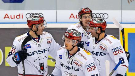 So schön kann die Tabellenführung sein. Die Eisbären haben sie nach ihrem Sieg in Ingolstadt vorerst übernommen.