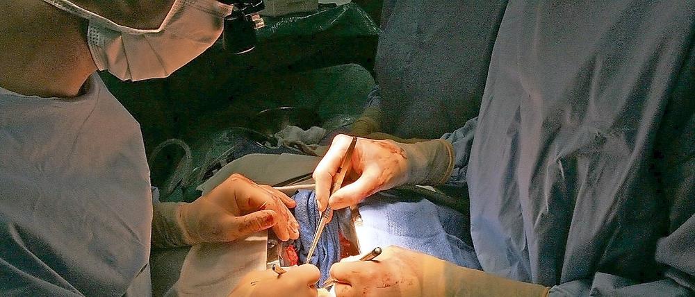 Herzoperation im Krankenhaus. Herz-Kreislauf-Erkrankungen verursachen in Deutschland die höchsten Krankheitskosten.