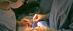 Herzoperation im Krankenhaus. Herz-Kreislauf-Erkrankungen verursachen in Deutschland die höchsten Krankheitskosten. 