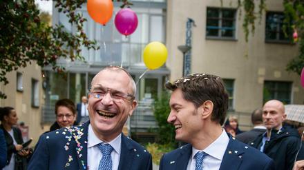 Glücklich im Konfettiregen. Der Migrationspolitische Sprecher und Sprecher für Religionspolitik von Bündnis 90/Die Grünen, Volker Beck (l) und sein Ehepartner, Adrian Petkov, vor dem Standesamt Friedrichshain-Kreuzberg. 