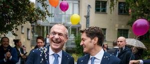 Glücklich im Konfettiregen. Der Migrationspolitische Sprecher und Sprecher für Religionspolitik von Bündnis 90/Die Grünen, Volker Beck (l) und sein Ehepartner, Adrian Petkov, vor dem Standesamt Friedrichshain-Kreuzberg. 