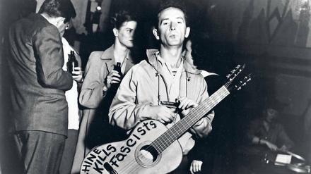 Der Kämpfer. Jeder seiner zahlreichen Gitarren verpasste Woody Guthrie die Aufschrift „This Machine Kills Fascists“.