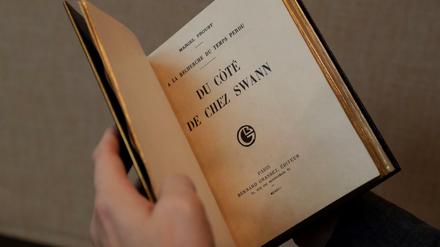 In dieser alten Ausgabe von Marcel Prousts "In Swanns Welt" wurden die Briefe gefunden. Das Buch soll versteigert werden.