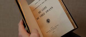 In dieser alten Ausgabe von Marcel Prousts "In Swanns Welt" wurden die Briefe gefunden. Das Buch soll versteigert werden.