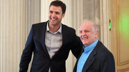 Gute gelaunt. Der künftige Intendant Matthias Schulz (l) und Generalmusikdirektor Daniel Barenboim bei einer Pressekonferenz in der Staatsoper Unter den Linden. 