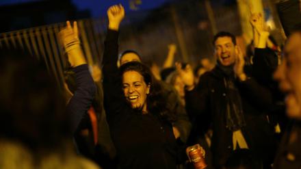 Befürworter der Unabhängigkeit Kataloniens jubelten in Barcelona schon nach Schließung der Wahllokale.