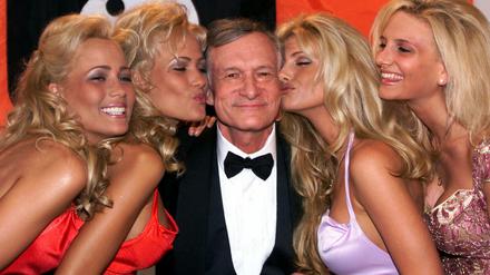 Hugh Hefner 1999 mit seinen Playmates.