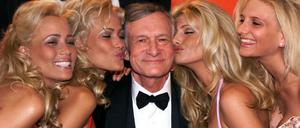 Hugh Hefner 1999 mit seinen Playmates.