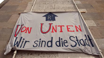 Dieses Transparent prangt seit Freitag an der Fassade der Volksbühne.