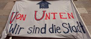 Dieses Transparent prangt seit Freitag an der Fassade der Volksbühne.
