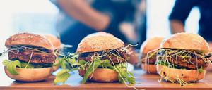 Fleischlich. Die Nordic Cuisine serviert Bienenlarven als Ceviche und Tacofüllung, bei der Schweizer Coop gibt’s Hamburger mit Mehlwürmern.