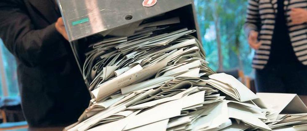 Haufenweise Pannen. Die Wahl zum Bundestag und der Volksentscheid über die Zukunft von Tegel am selben Tag hat Berlin überfordert.