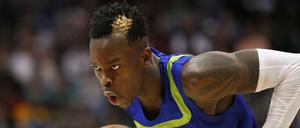 Dennis Schröder und der Basketball. Das passt. Andere Dinge bereiten ihm mehr Probleme.