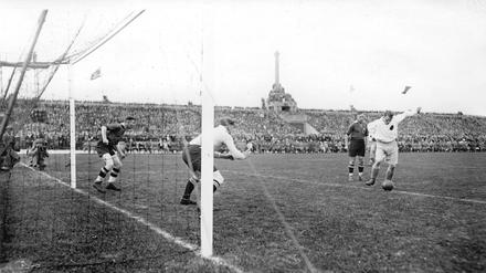Ein Spiel vor 50.000 Zuschauern. Nürnbergs Torwart Heiner Stuhlfauth hielt auch diesen Schuss von Herthas Hanne Sobek (rechts).