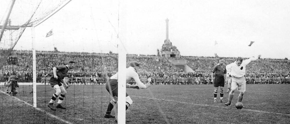 Ein Spiel vor 50.000 Zuschauern. Nürnbergs Torwart Heiner Stuhlfauth hielt auch diesen Schuss von Herthas Hanne Sobek (rechts).
