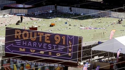 Fahnder untersuchen das Festivalgelände in Las Vegas nach Spuren.