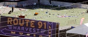 Fahnder untersuchen das Festivalgelände in Las Vegas nach Spuren.