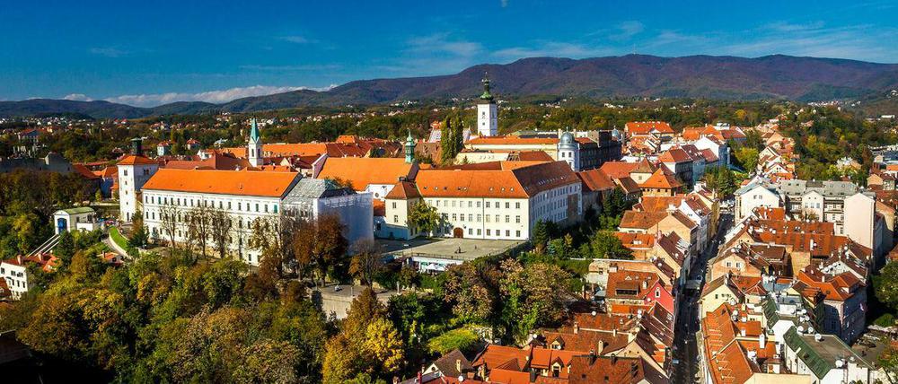 Blick auf die alte Oberstadt und den Hausberg von Zagreb, den Bärenberg.
