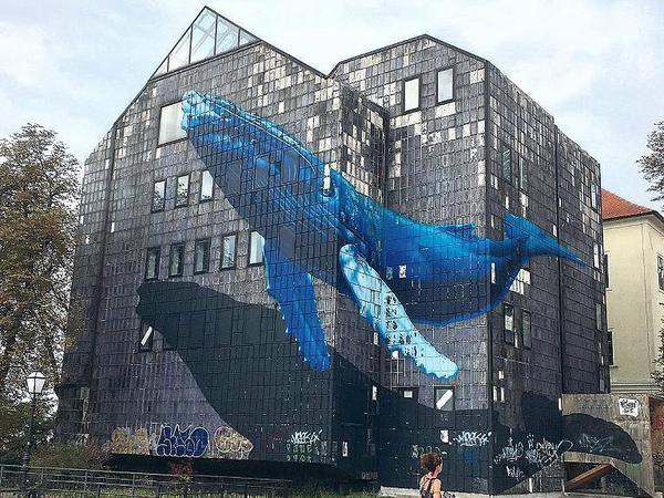 Ein Blauwal an der Fassade. Streetart in Zagrebs Zentrum.