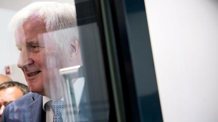 Wie im Glashaus: Bayerns Ministerpräsident Horst Seehofer am Mittwoch in München.