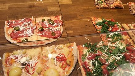 Man kriegt die Pizza rund im ganzen oder in einzelnen Stücken.