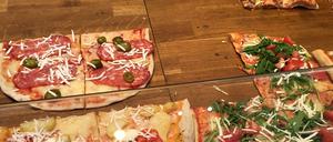 Man kriegt die Pizza rund im ganzen oder in einzelnen Stücken.