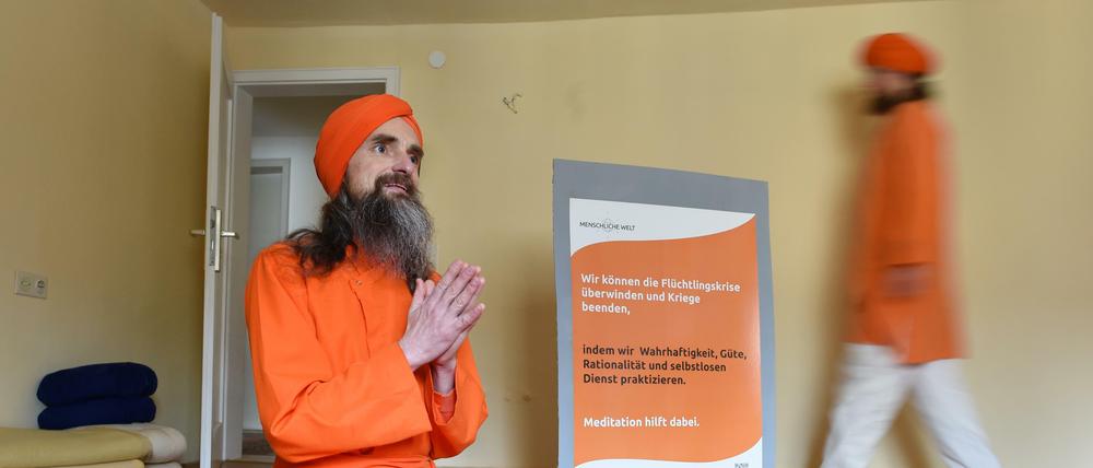Dada Madhuvidyananda von der Partei "Menschliche Welt" verspricht Glück für alle.