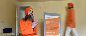 Dada Madhuvidyananda von der Partei "Menschliche Welt" verspricht Glück für alle.