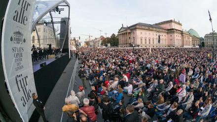 "Ode an die Freude" zum Auftakt. Bebelplatz und Unter den Linden waren gefühlt so voll wie nie beim Konzert am späten Samstagnachmittag. Im Hintergrund leuchtete die frisch sanierte Berliner Staatsoper. 