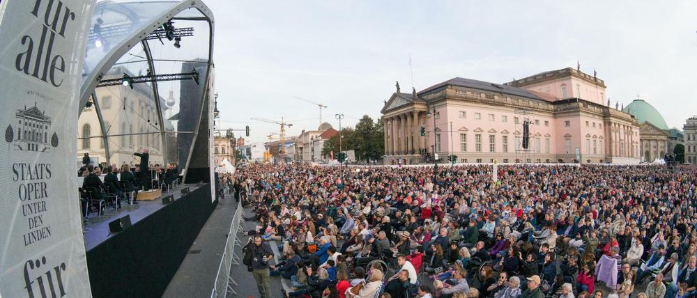 "Ode an die Freude" zum Auftakt. Bebelplatz und Unter den Linden waren gefühlt so voll wie nie beim Konzert am späten Samstagnachmittag. Im Hintergrund leuchtete die frisch sanierte Berliner Staatsoper.