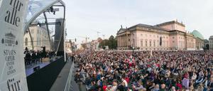 "Ode an die Freude" zum Auftakt. Bebelplatz und Unter den Linden waren gefühlt so voll wie nie beim Konzert am späten Samstagnachmittag. Im Hintergrund leuchtete die frisch sanierte Berliner Staatsoper. 